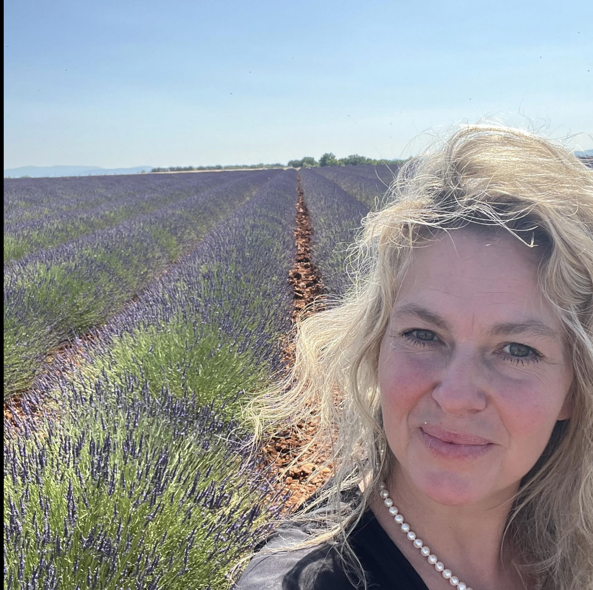 Mariève Potvin dans un champ de lavande