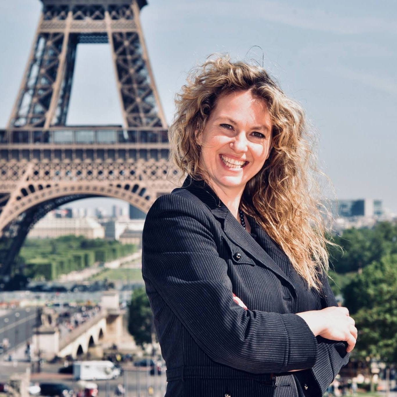Mariève Potvin devant la tour Eiffel
